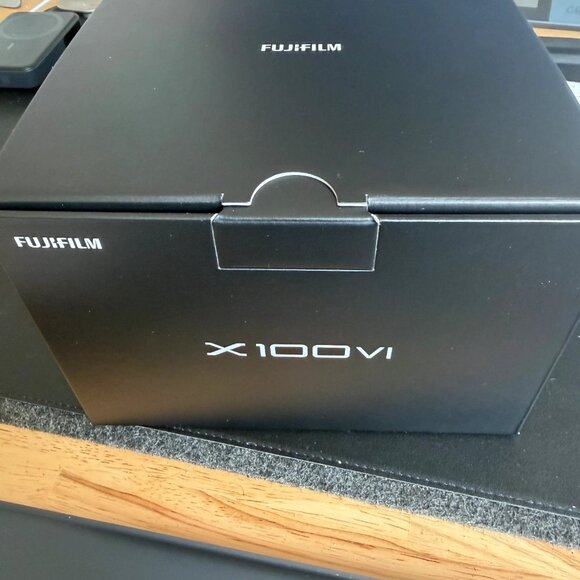 Fujifilm X100VI Black Camera used once, 100 shutters ,+ SD Card and extra strap - Picture 8 of 11